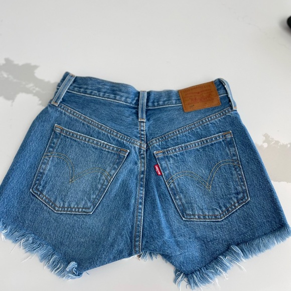 Levi’s 501 highwaisted distressed denim shorts - Picture 2 of 4